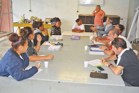 Lycéens et professeurs gèrent ensemble les petits conflits