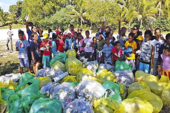 Les écoliers de Wé et de Qanono  ramassent les bêtises des grands