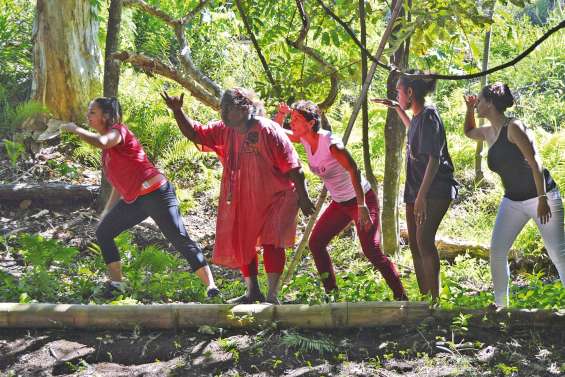 Le personnel éducatif formé  à la danse, à la tribu de Ouaté