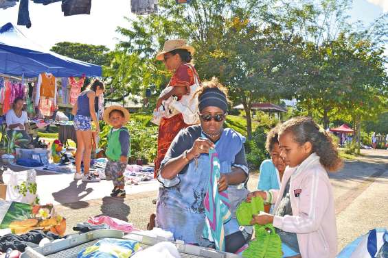 Le plein de bonnes affaires  et de monde sur la place du village