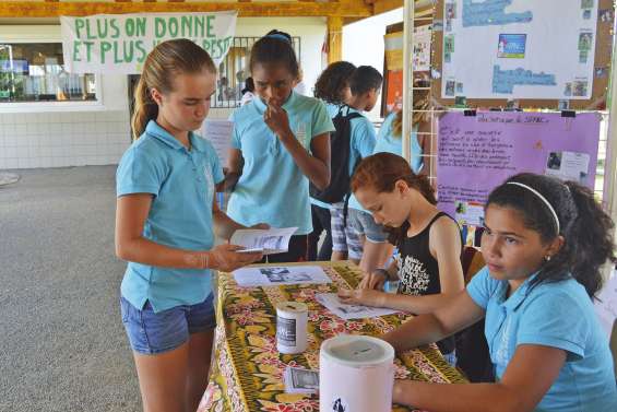 Des collégiens donnent la main aux associations