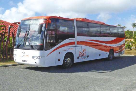Le bus orange du Raï  sillonne les routes de Lifou