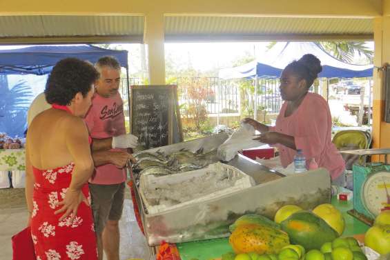 Plaisirs variés sur les étals du grand marché de VKPP