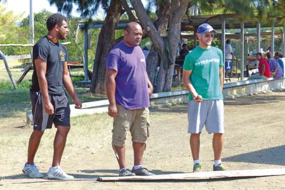 Les adultes ont eu leurs propres jeux à Oundjo