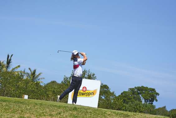 Jake McLeod prend ses aises à Tina