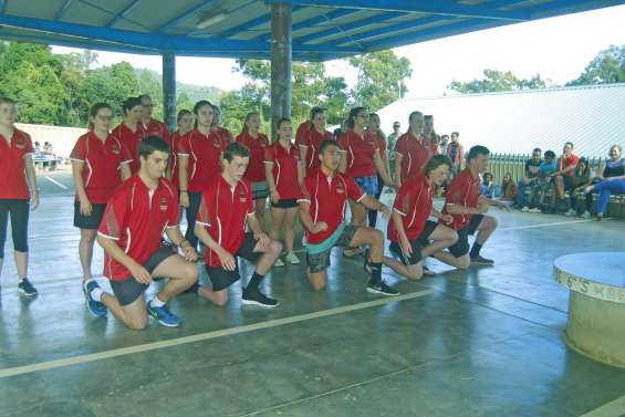 Tout le collège réuni  pour accueillir les invités kiwis