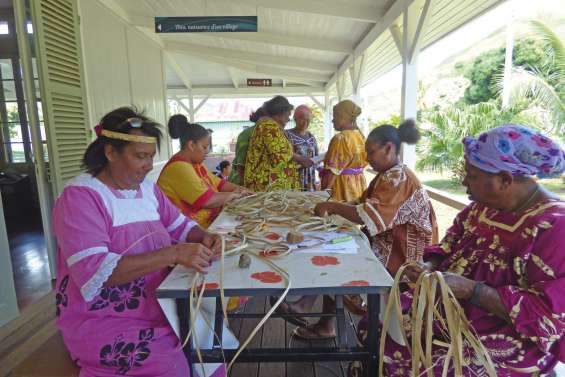 Les femmes tissent toujours des liens