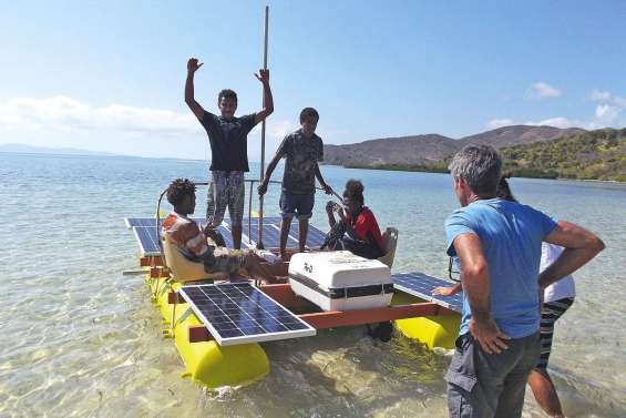 Les collégiens montent à bord du Dawa Écolo
