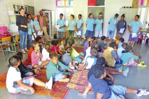 Les collégiens dévoilent leur conte Corala auprès des écoliers