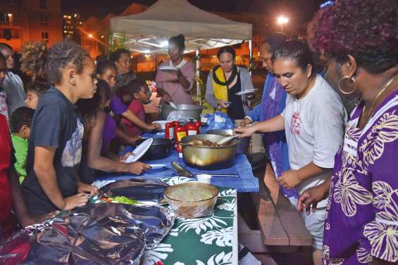 Les voisins se rassemblent au pied des immeubles à Boulari