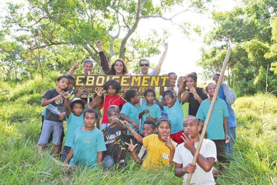 Les élèves de l’internat provincial  reboisent à la Néra