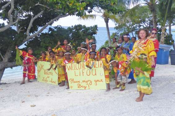 Les écoliers accueillent les croisiéristes