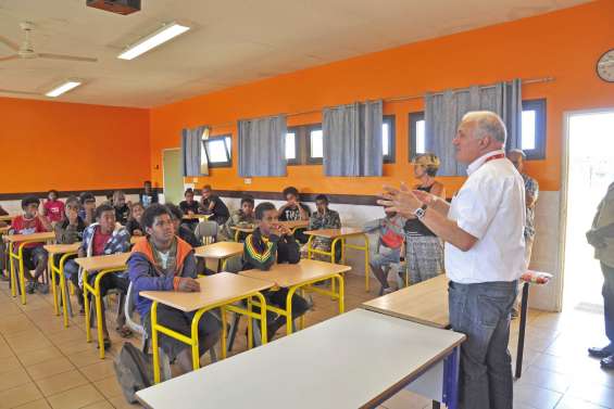 Le lycée des Iles de Lifou rencontre les collégiens de Maré
