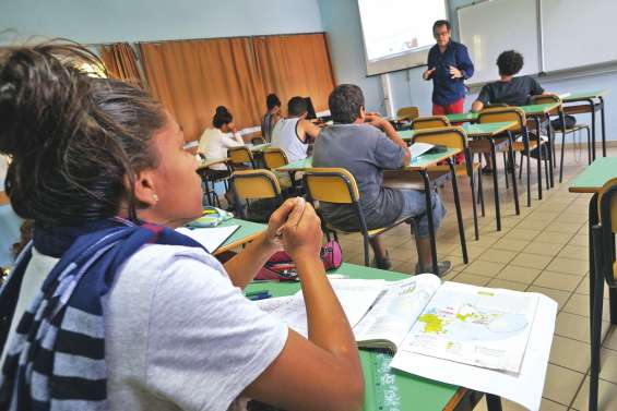 Studieux élèves de troisième en classe pendant les vacances
