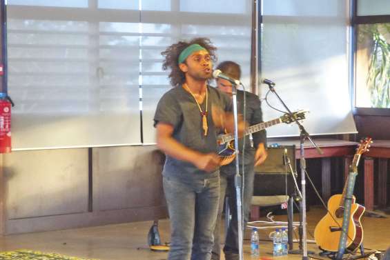 Paul Wamo donne  le tempo