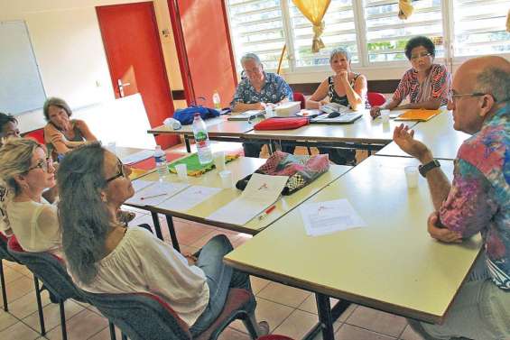 Les apprentis écrivains dédicacent leur recueil à la médiathèque