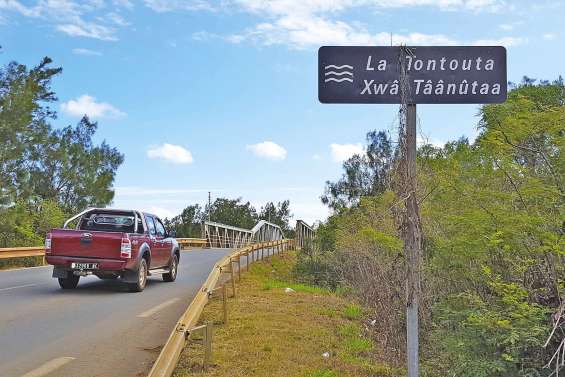 Bientôt des panneaux  également en langue kanak ?