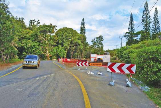 Un pont temporaire à la sortie de Plum