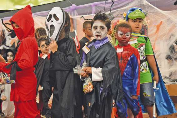 Des centaines de petits monstres dans les allées du centre commercial