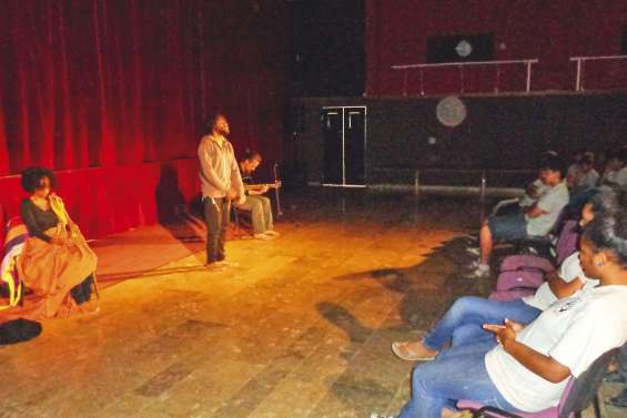 Les collégiens à l’écoute des Paroles de Thio