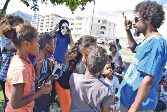 L’association « Les 2 Baies » animait hier les immeubles de la marina