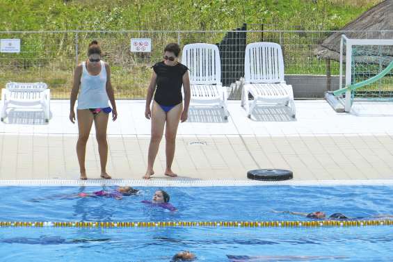 De futures danseuses dans les bassins