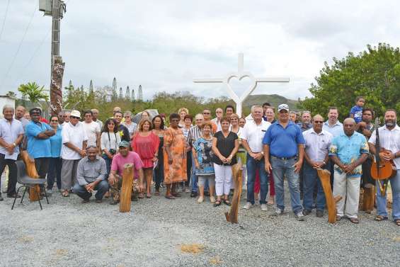 Une croix et un totem pour  les frères du Sacré-Cœur