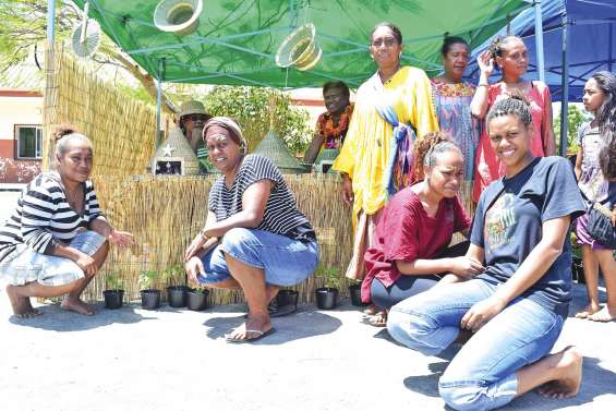Le marché mensuel de la tribu de N’Dé attire les curieux