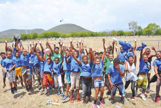 Cent quarante enfants au coude-à-coude sur le terrain de Tein-Mala