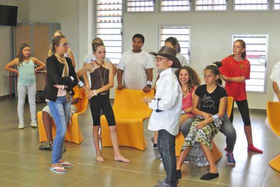 Des collégiens jouent  Les Etoiles dans la tête