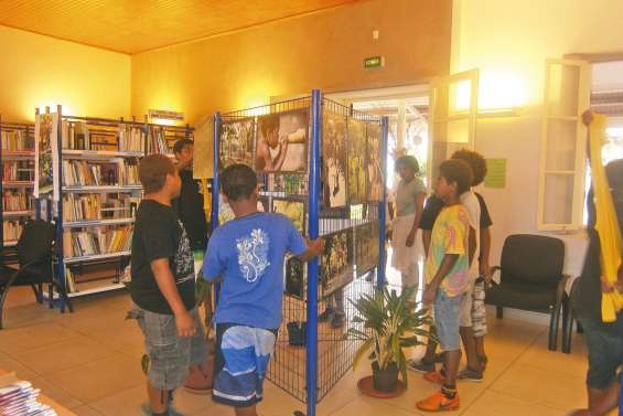 Les traditions exposées à la médiathèque