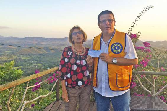 Un chèque au profit du Lion’s Club