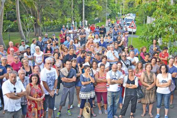 Une foule en colère contre les blocages de la RP1
