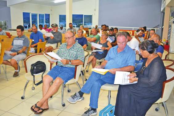 Les habitants des Hauts de Karikaté réunis en assemblée générale