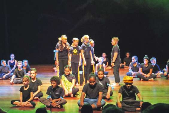 Salle comble au  spectacle des Cham