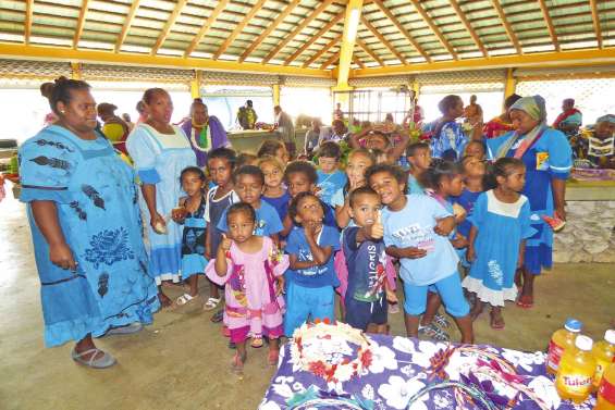 Les petits découvrent le marché de Wé