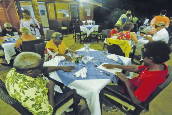 Un premier repas dans le noir hors de Nouméa