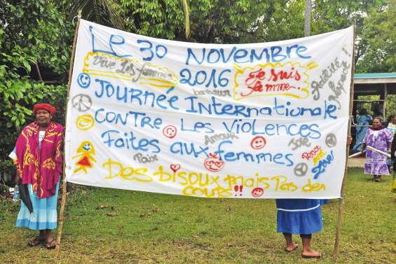 Une marche contre les violences faites aux femmes