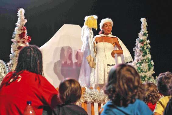 Les petits des Brindilles s’extasient devant les marionnettes de Noël