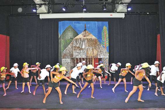 Les élèves de CE1 se donnent à fond sur la piste de danse