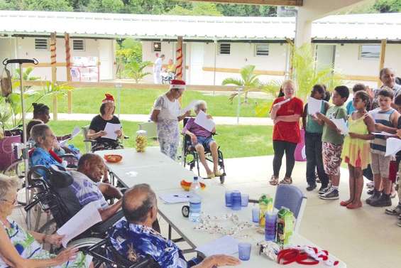 Jeunes et seniors préparent Noël dans la bonne humeur