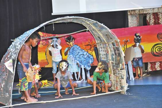 Les enfants mettent leur livre en scène