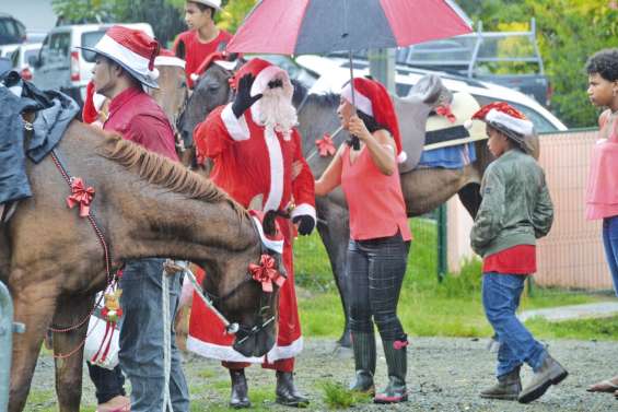 Le père Noël arrive  à cheval