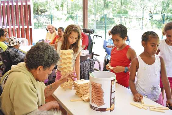 A la résidence Gaëtan-Brini, enfants et seniors tissent des liens en jouant