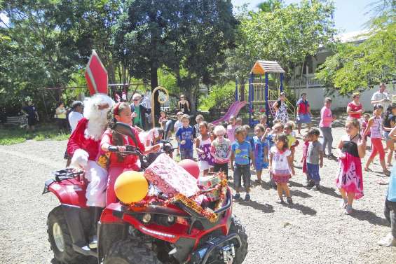 Saint Nicolas récompense les enfants