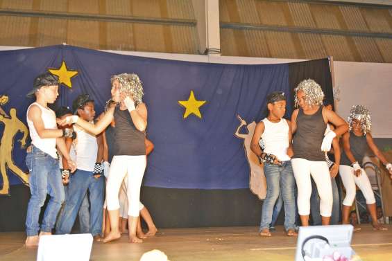 Sur scène, les élèves de l’école Louise-Michel imitent leurs stars