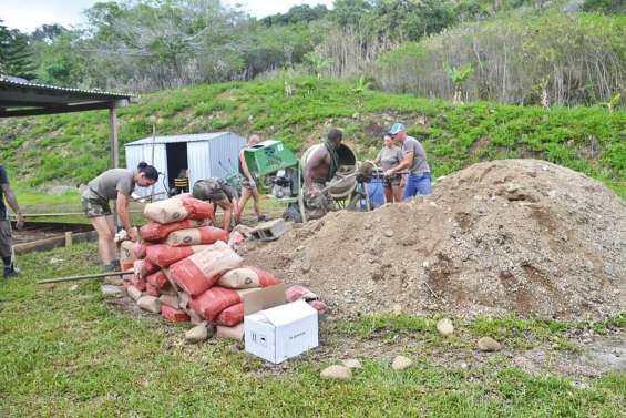 Les militaires aident la tribu de Téganpaïk