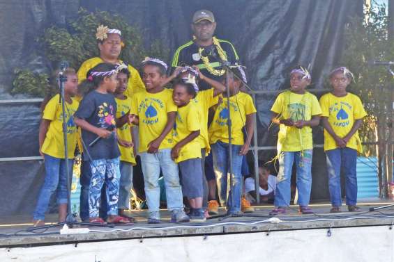 Les petits se donnent en spectacle à Hmelek