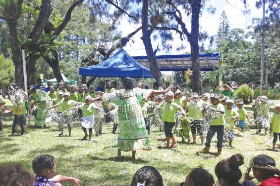 Les écoliers ont fait une dernière fête au marché de Waho