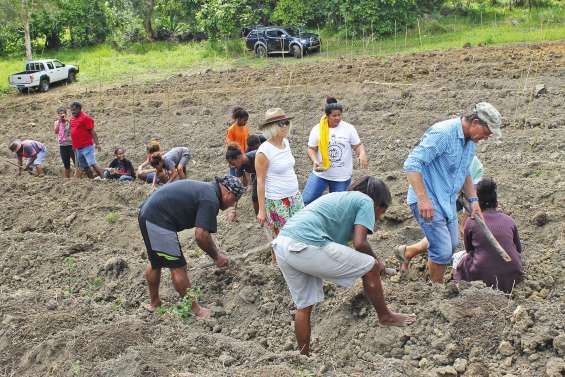 L’atelier kanak tisse des liens